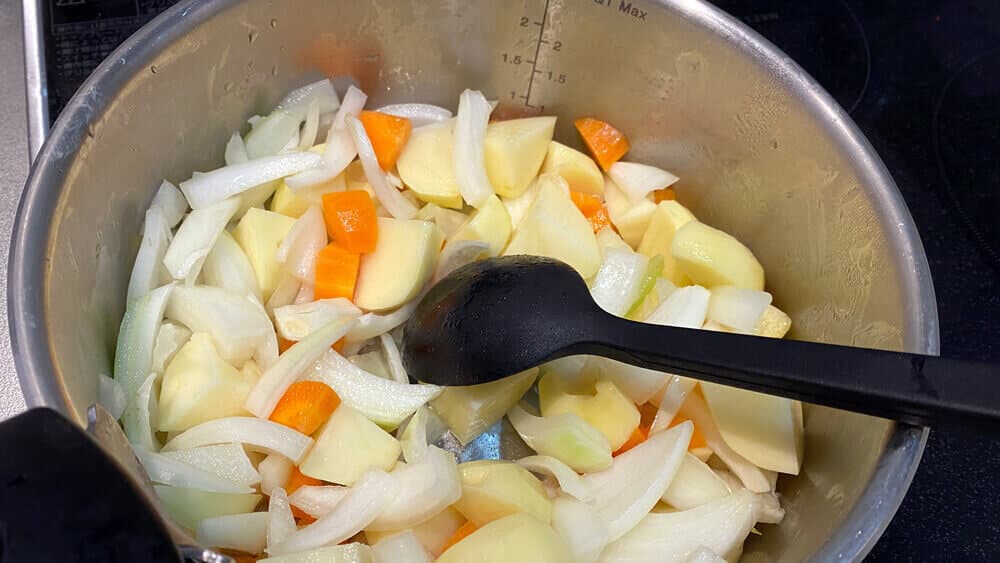 野菜をいためている鍋