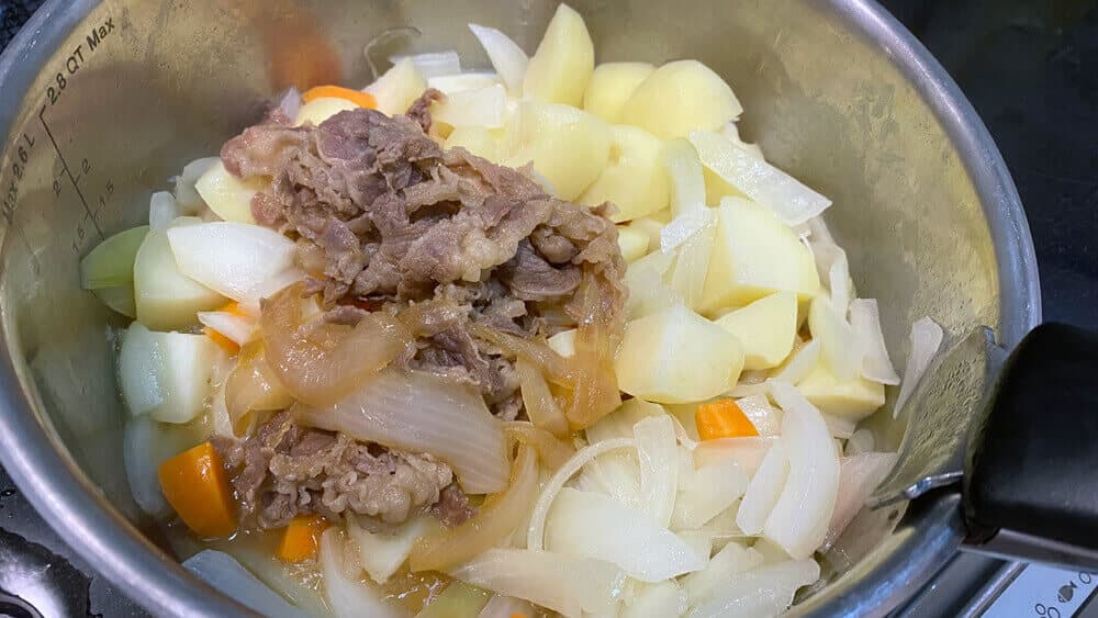 材料を入れた鍋